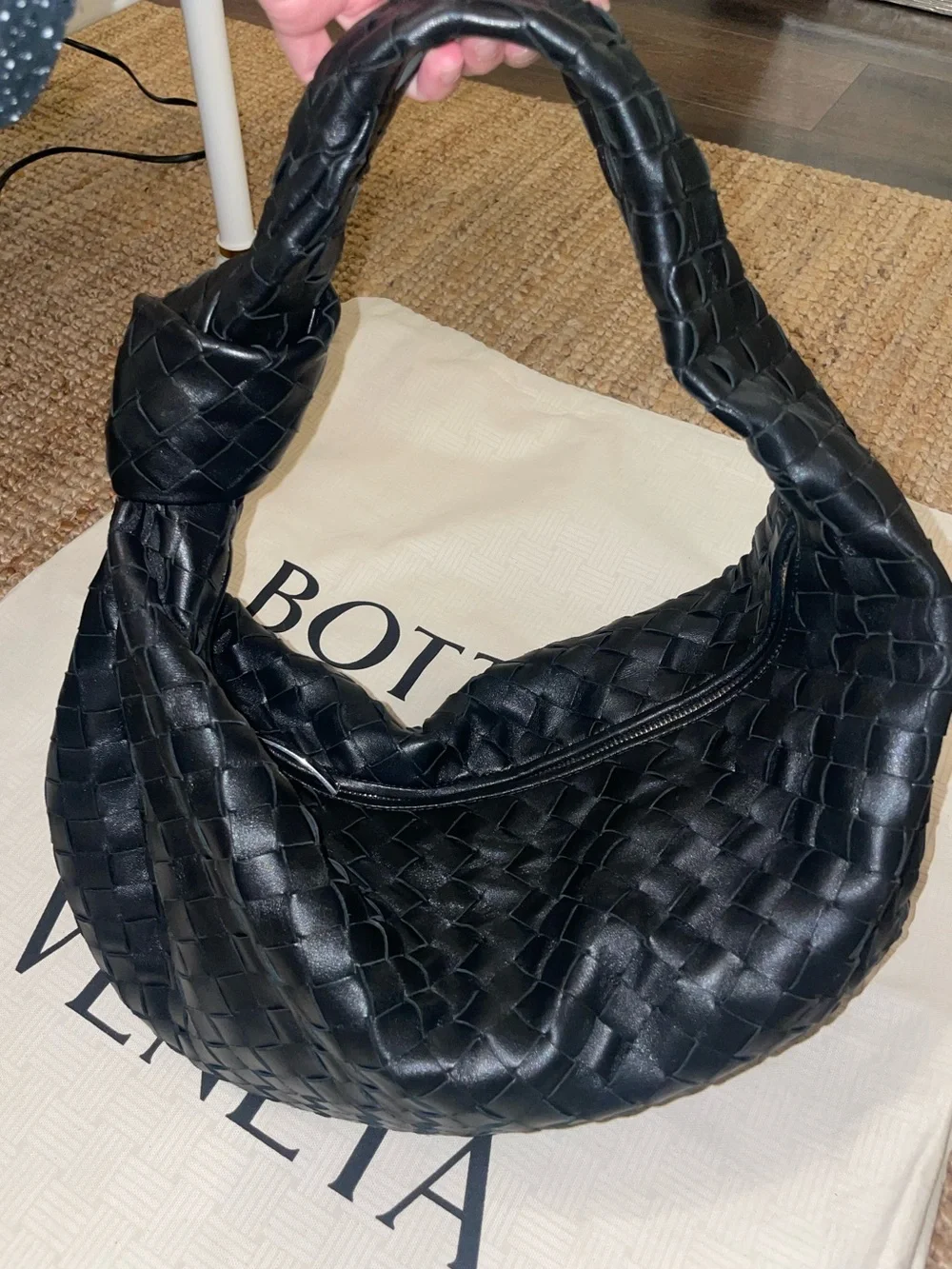 100% authentic Bottega Veneta Black jodie in medium size